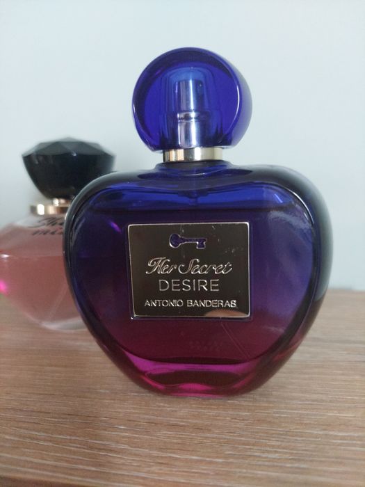 Her secret desire Banderas i She is mine la rive