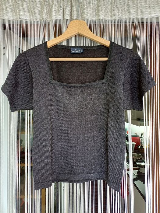 Camisola curta de manga curta e gola quadrada de cor preta com brilhantes (M)