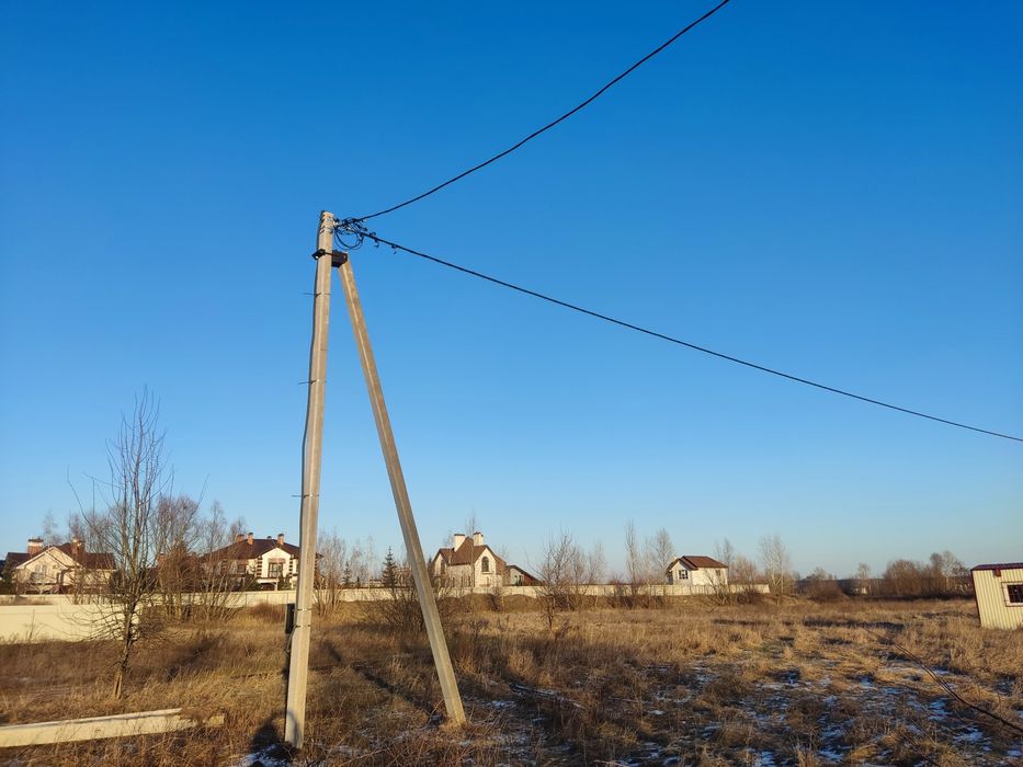 Участок/ ділянка електрифікована, поруч річка та Осокорки