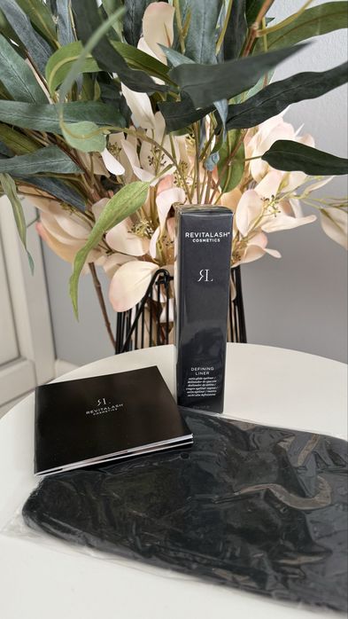 Продам   Олівець лайнер для очей defining liner REVITALASH