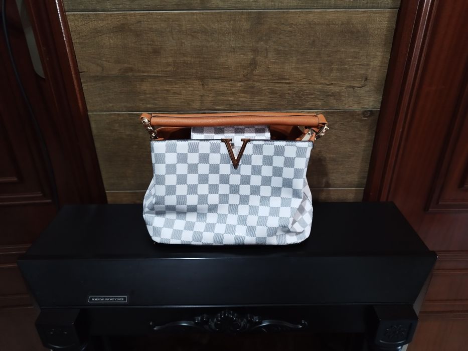 Carteira branca e cinza