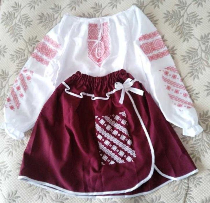 Вишитий костюм для дівчинки