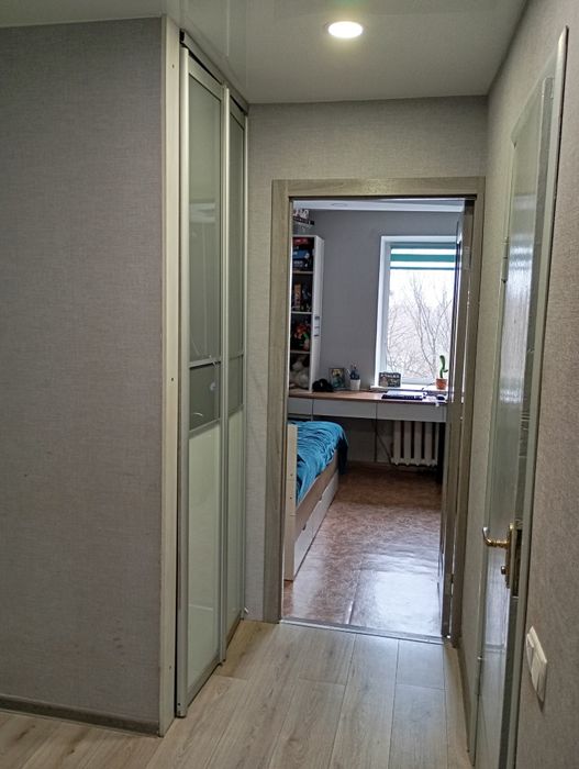 Трьохкімнатна квартира з сучасним ремонтом