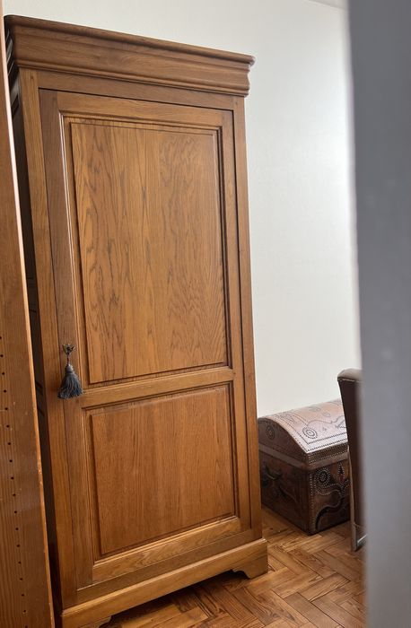 Armário alto  em carvalho maciço com uma porta