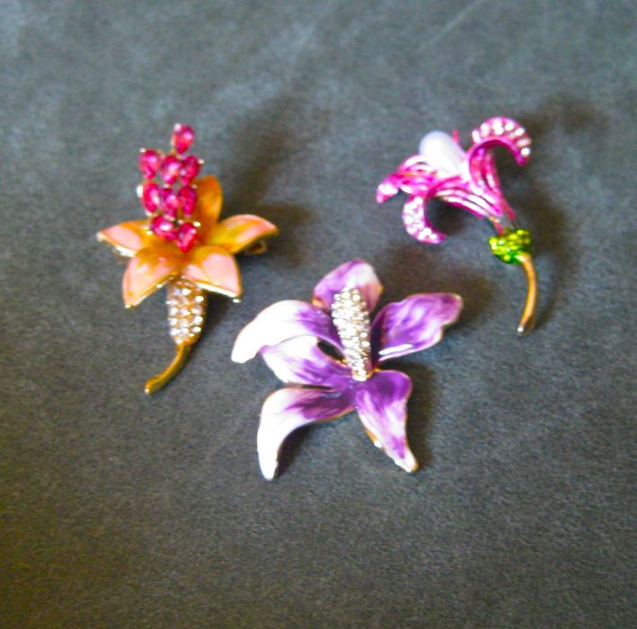 Alfinete / Broche / Pregadeira Flor c/ Cristais NOVO