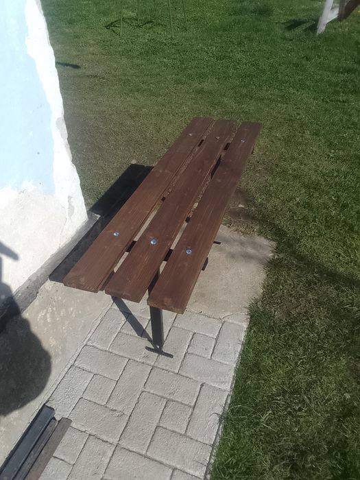 Лавочка на цвинтар і дому