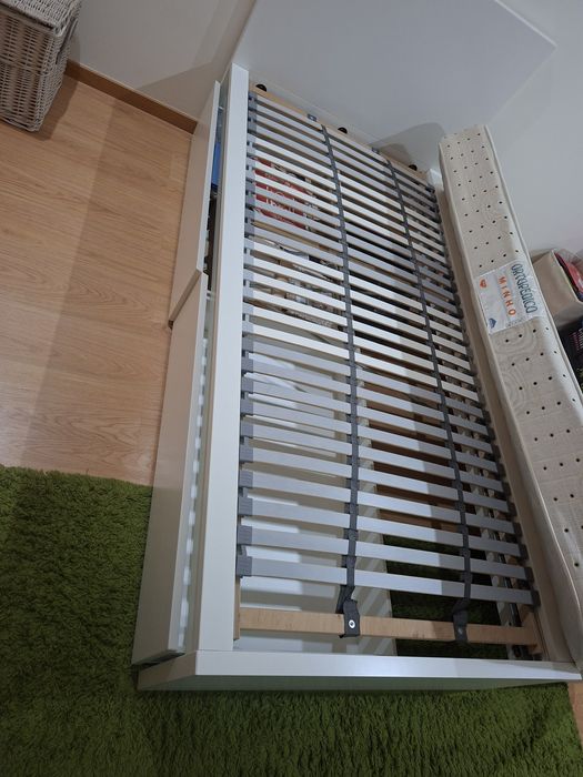 Cama de solteiro com arrumaçáo