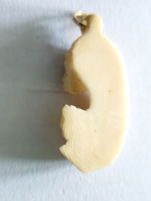 Precioso antigo pendente da nossa Senhora africana esculpido