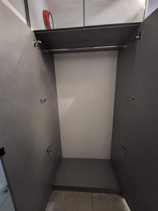 Sprzedam szarą szafę z lustrami