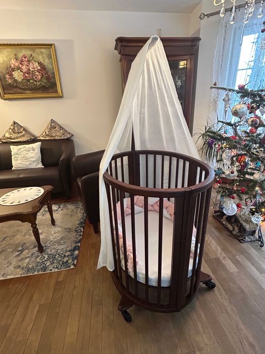 Łóżeczko Stokke Sleepi Mini z materacem i baldachimem.