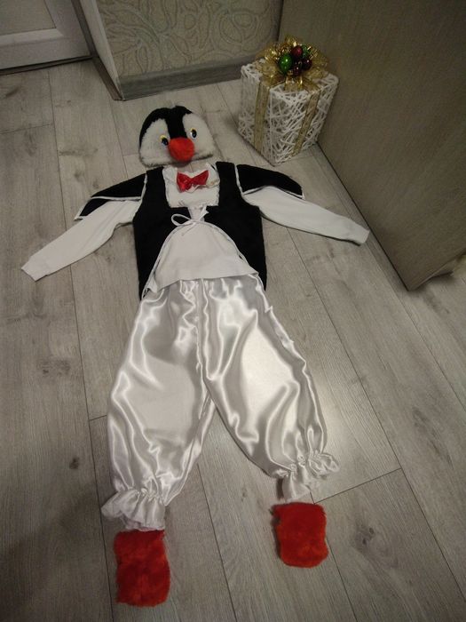 Здам на прокат костюм пінгвінчика та дитячу сукню