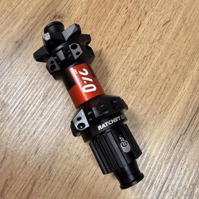 Piasta tylna DT Swiss 240 EXP IS 6-srub Straightpull 28H 12x142 Micro Spline MTB NOWA Ratchet EXP 36T