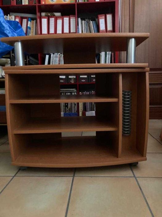 Móvel de TV em madeira com topo rotativo