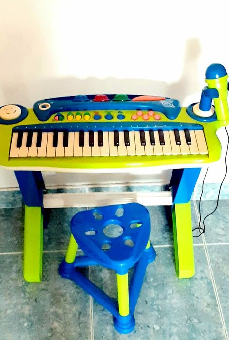 Piano multifunçoes com microfone e banco.