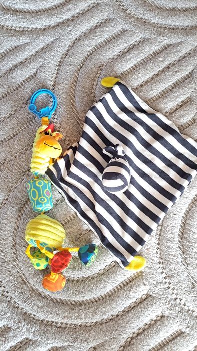 Zabawki niemowlaka , kocyk , Żyrafa z dzwoneczkiem