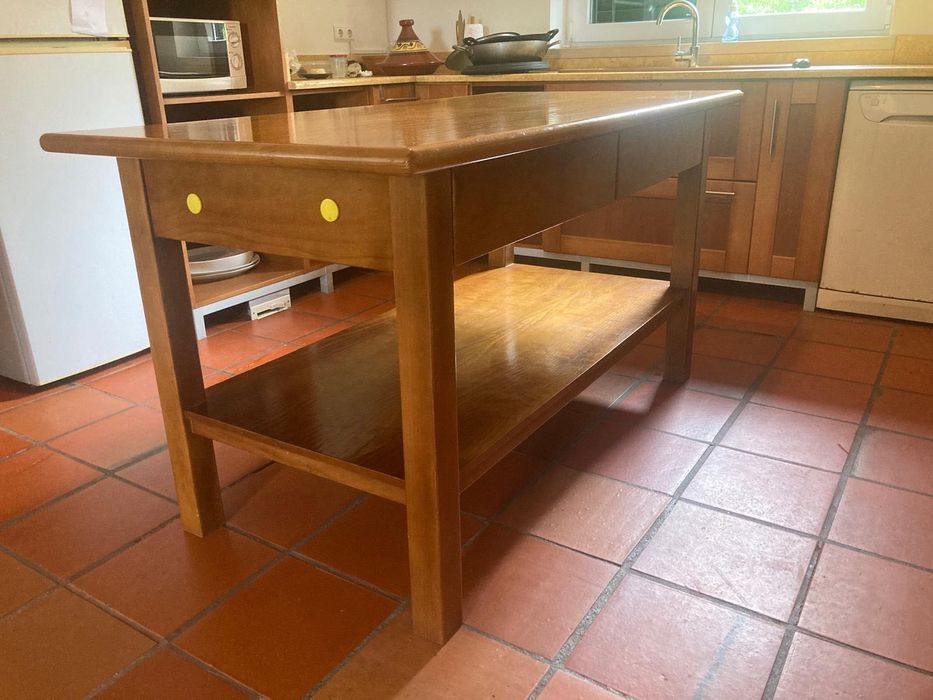 Mesa de cozinha - madeira maciça