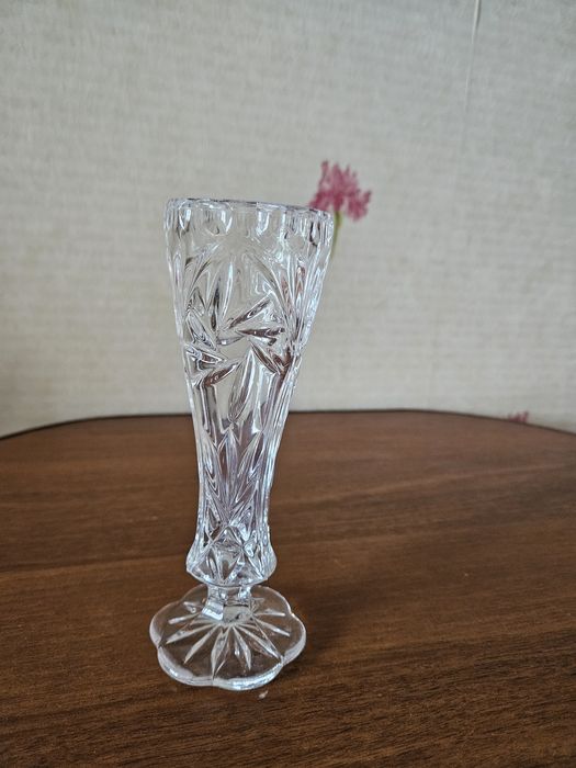 Кришталева ваза на ніжці