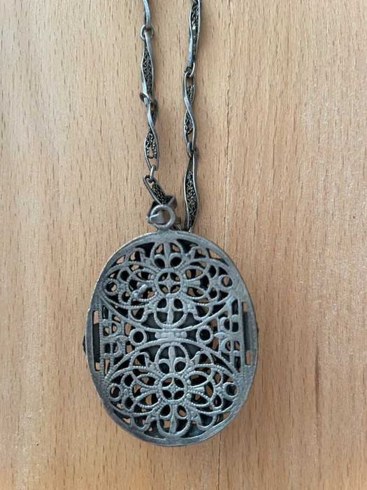 naszyjnik metaloplastyka na filigranowym łańcuszku