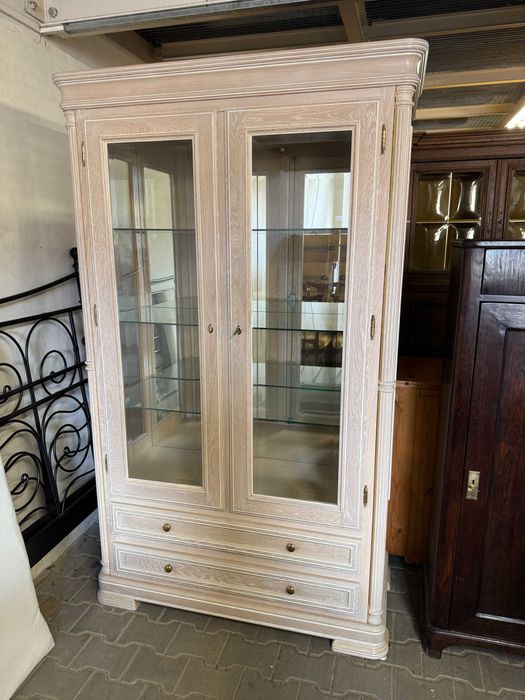 Witryna w stylu prowansalskim witryna drewniana z podświetleniem ecru