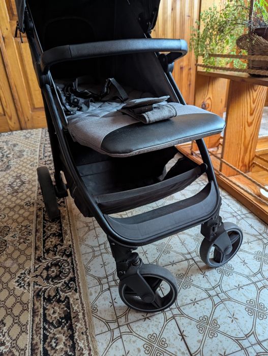 Продам прогулянкову коляску Carello Bravo