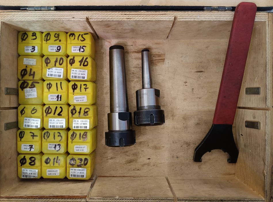 Цанги,патроны и ключ.