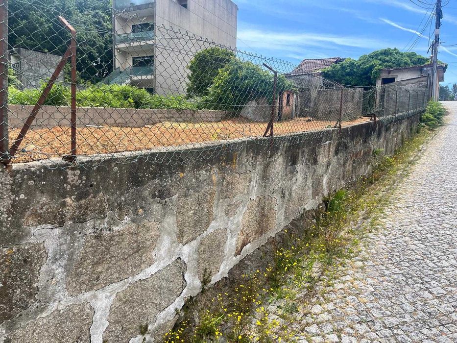 3 moradias em ruina inseridas num terreno de cerca de 500m2 com poço