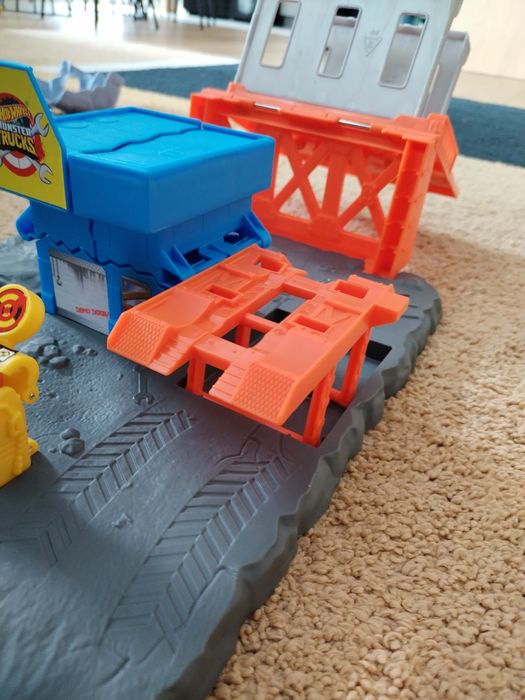 Tor samochodowy Mattel Hot Wheels Monster Trucks Demolka na stacji
