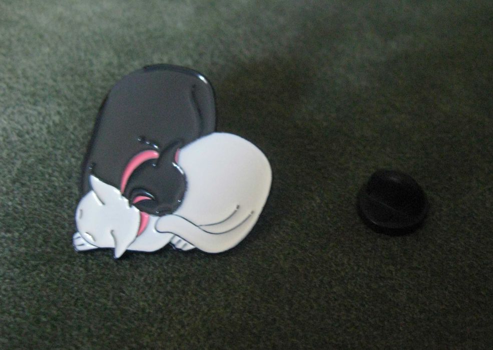 Pin Esmalte Gato Preto e Branco a Namorar NOVO