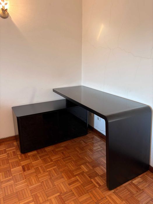 Vendo secretária muito boa a bom preço