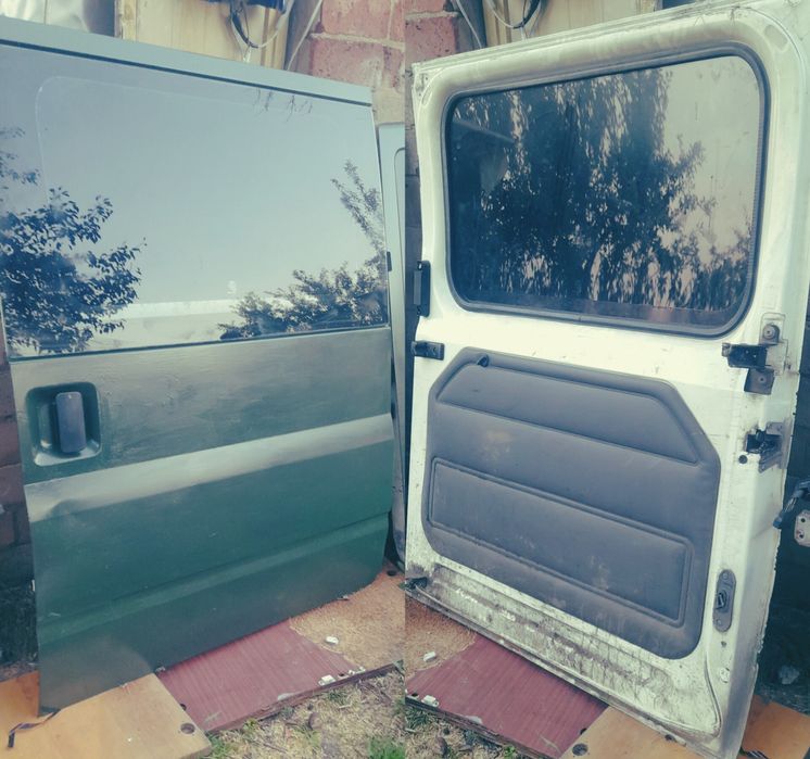 Ford transit 2003 .  Дверь водительская, пассажирская.