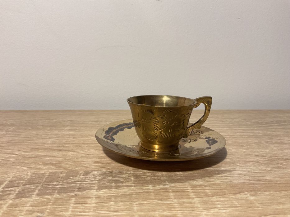 Chávena miniatura vintage em latão com pires gravado