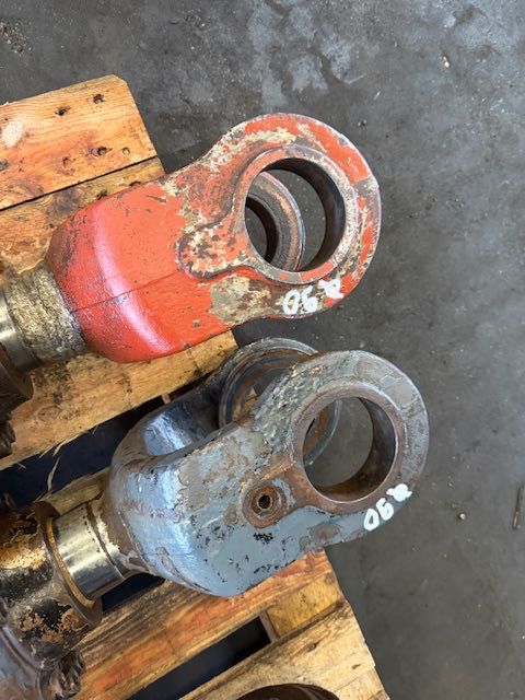 Volvo L 110 F/L120F USED HYDRAULIC CYLINDER komplqetbsiłowników do ładowarki