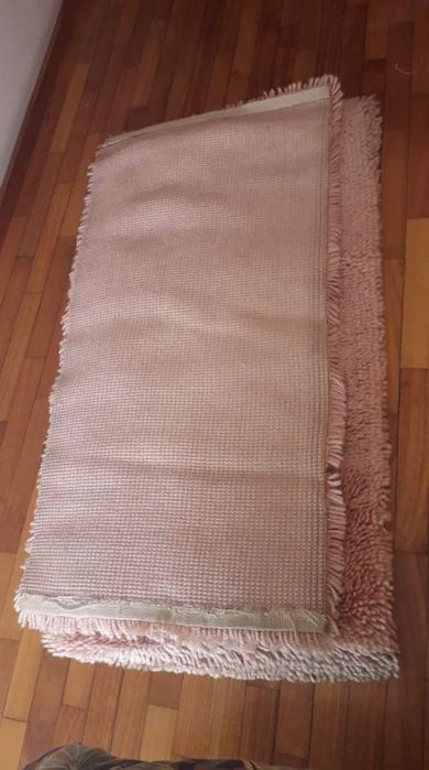 Vendo conjunto de 3 tapetes de quarto .
