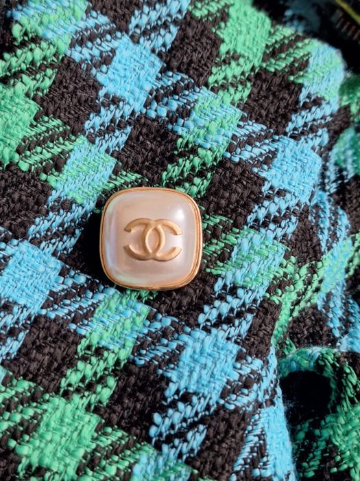 Cudna perlowa logowana broszka