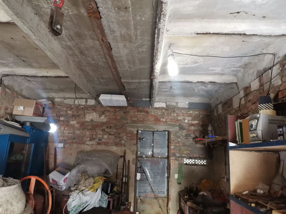 Гараж, тяжилів . Вихід до річки