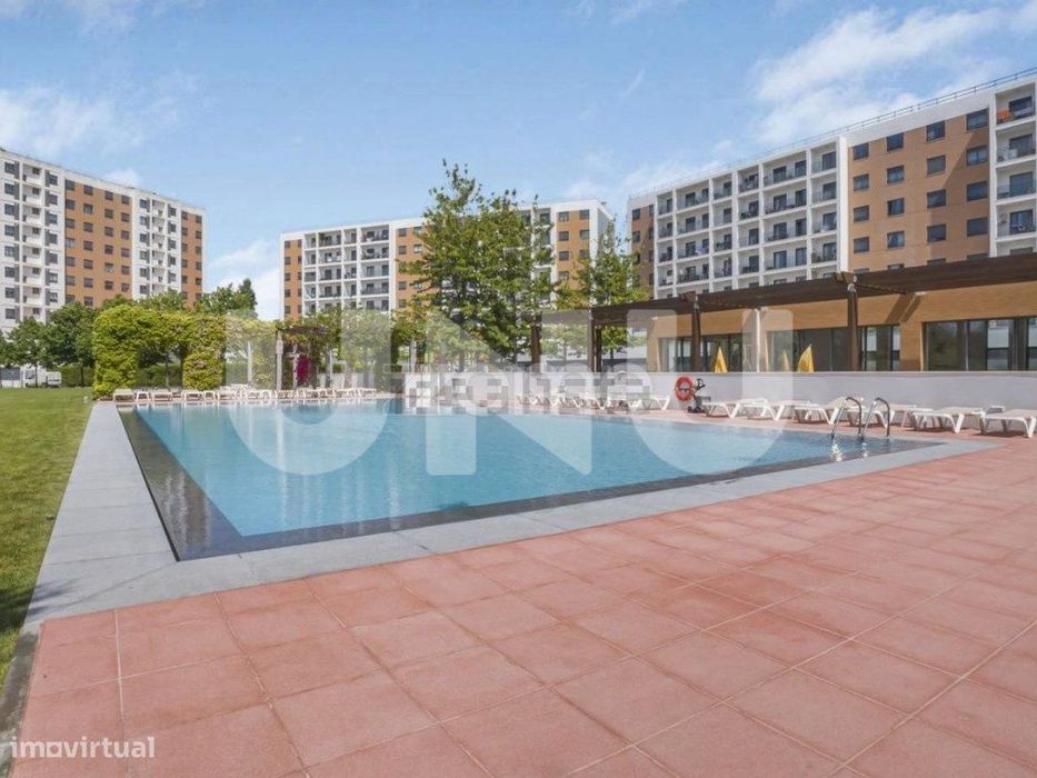 T2 Moderno em Condomínio Privado com Piscina e Garagem