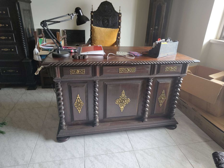 Mobilia em Madeira Maciça