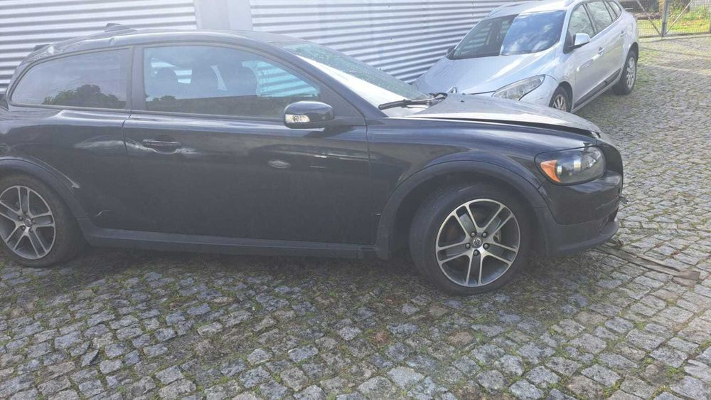 Volvo C30 de 2007 a 1.6 diesel com varias peças prontas para serem reutilizadas