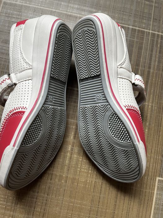 Продам туфлі для дівчинки на устілку 22см