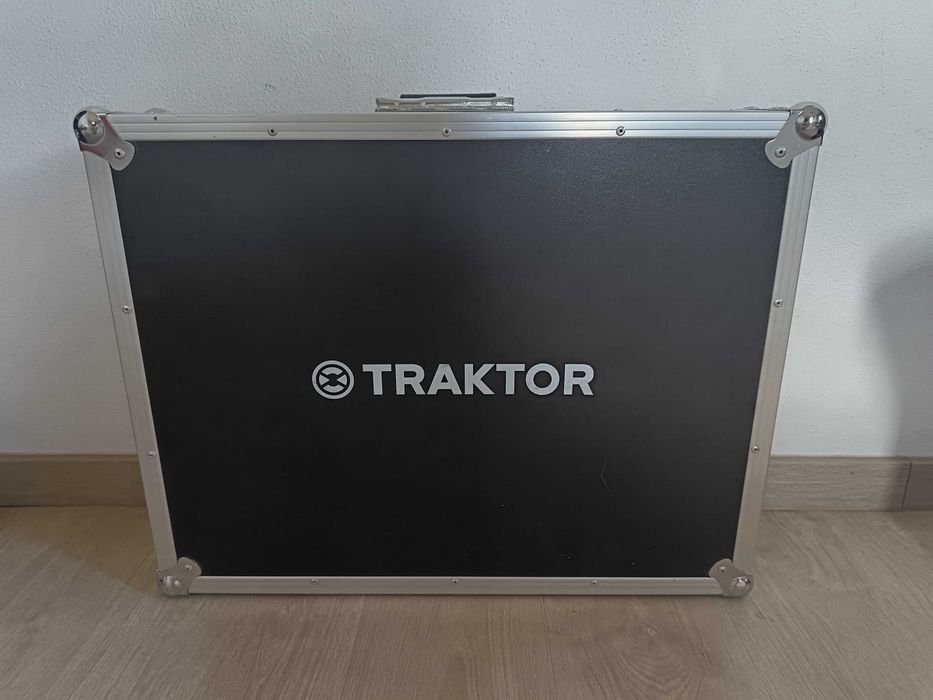 Native Instruments Traktor Kontrol S8 + Professional Hard Flight Case