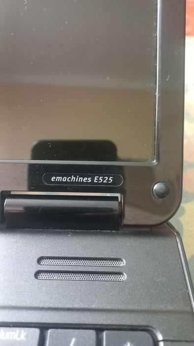 Ноутбук emachines E525 SSD