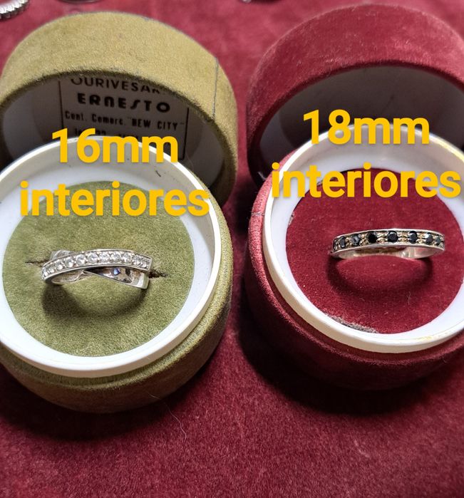 Anéis em prata contrastada.
