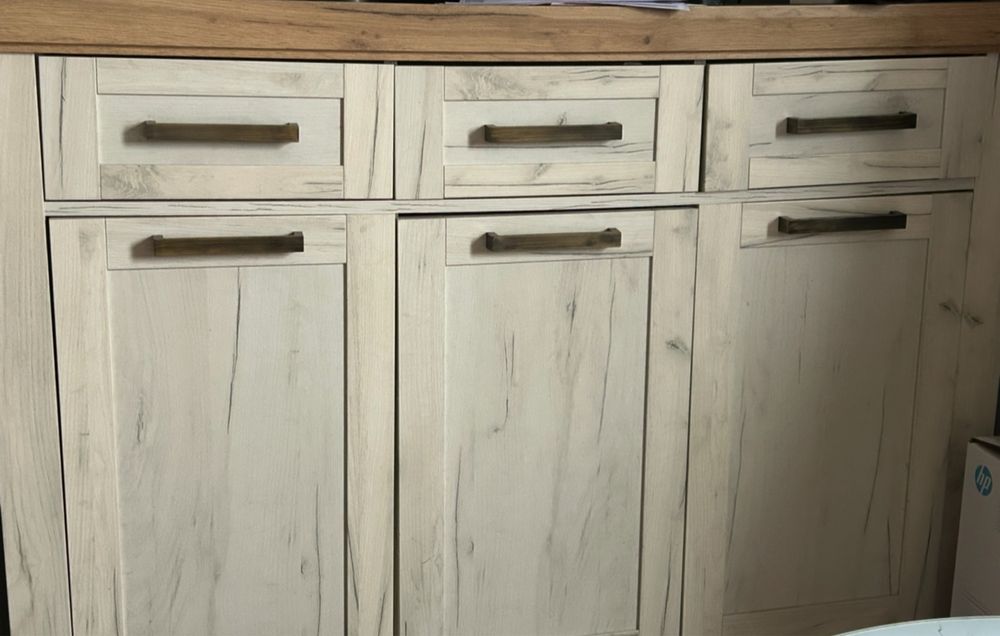 2 słupki przeszkolne i szafka pod telewizor