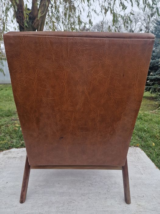 Fotel z epoki PRL podobny do Chierowskiego