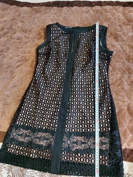 Елегантна чорна сукня з мереживом