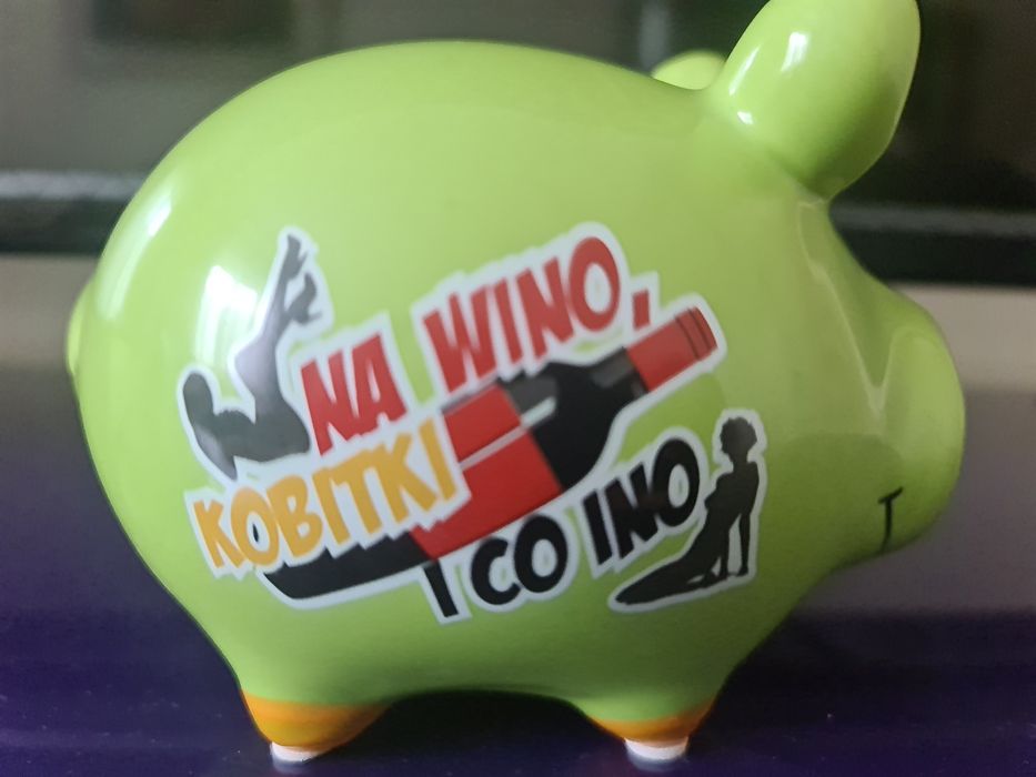 Świnka skarbonka na wino, kobitki i co ino