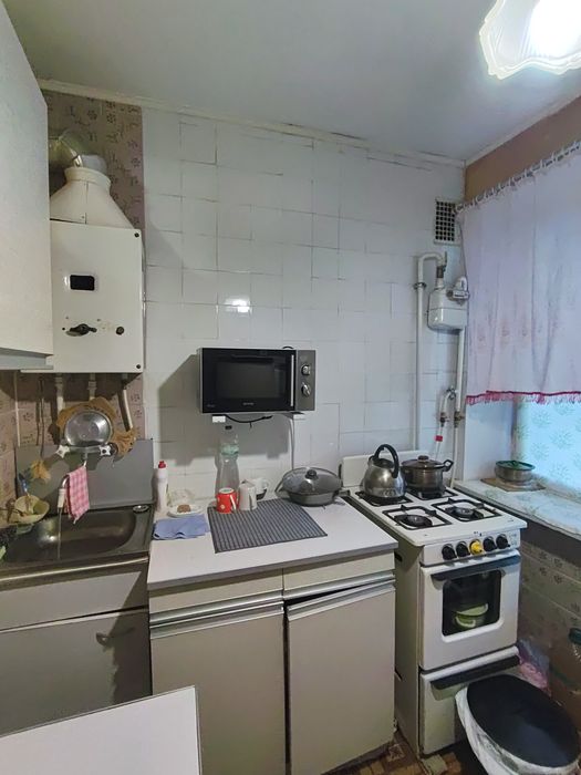 Продається невеличка трикімнатна квартира на масиві. 37500$