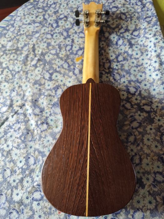 Cavaquinho de grande qualidade, em madeira africana