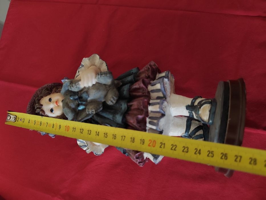 Conjunto de artigos em porcelana, bronze e biscuit.