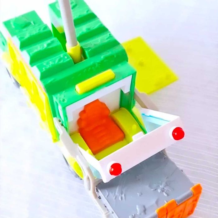 Яскравий великий, іграшковий сміттєвоз The Grossery Gang Muck Chuck.